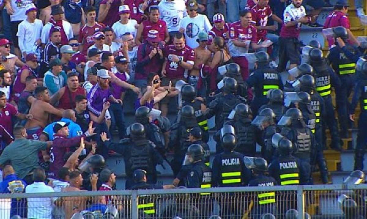 Clásico entre Saprissa y Alajuelense se detuvo por pelea entre aficionados y policías