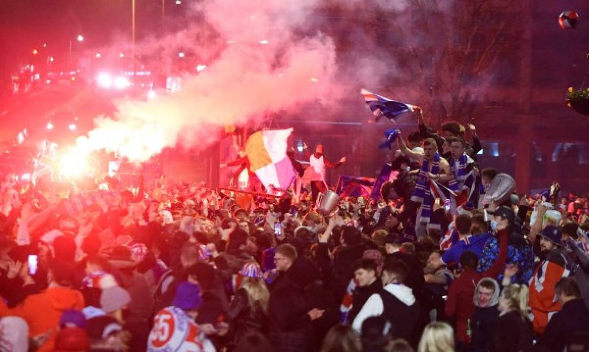 Niños heridos, policías y botellas al aire: Así fue la eufórica celebración de la afición del Rangers de Escocia tras campeonizar