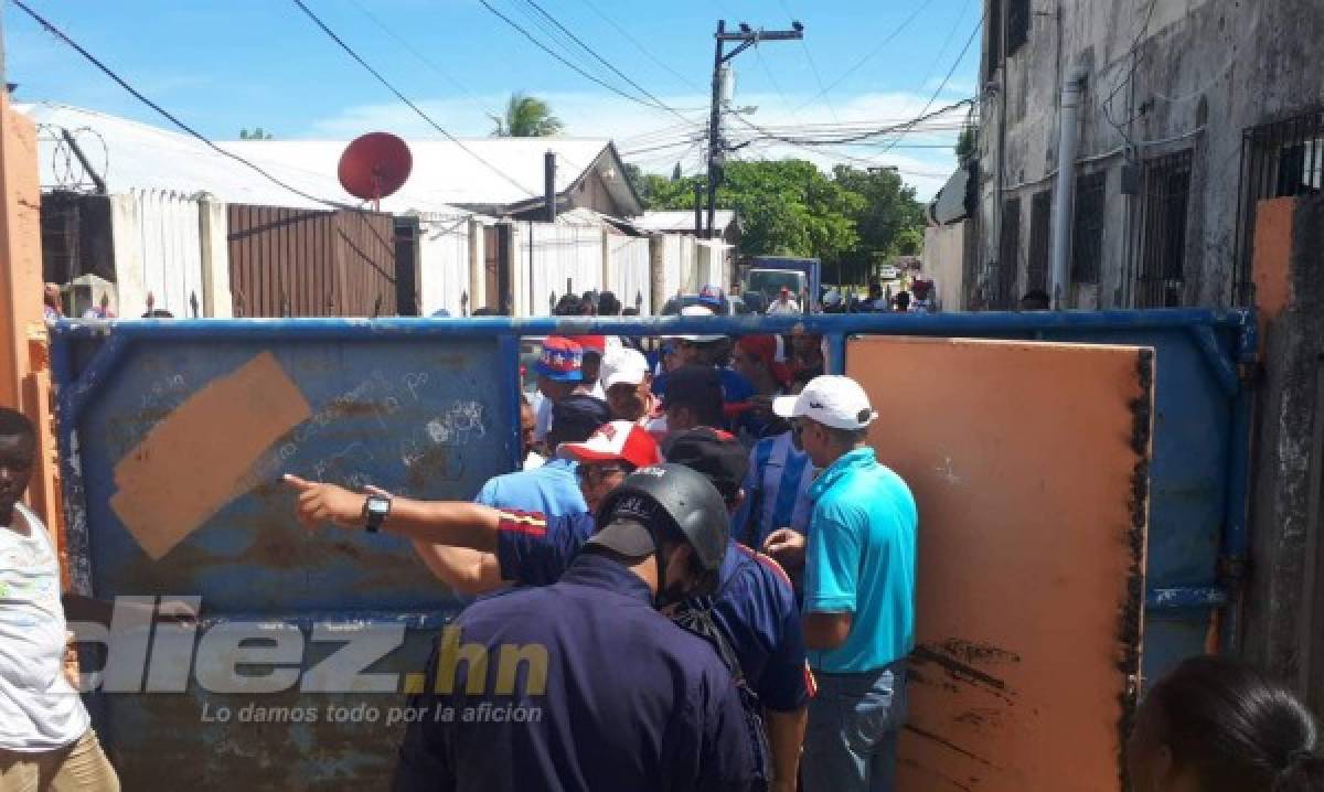 FOTOS: El caluroso recibimiento que tuvo Olimpia en Roatán. ¿Y el camerino?