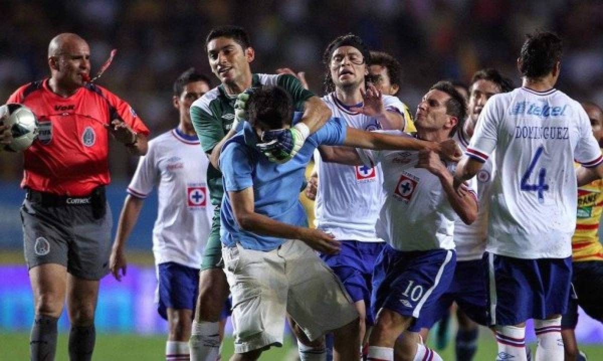 ¡Hasta secuestros! Los futbolistas que perdieron la cabeza y agredieron a aficionados