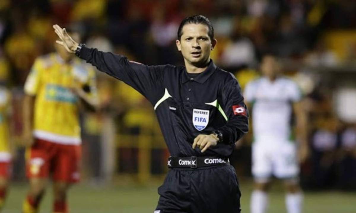Árbitros de Costa Rica amonestarán o expulsarán a quienes pidan el VAR