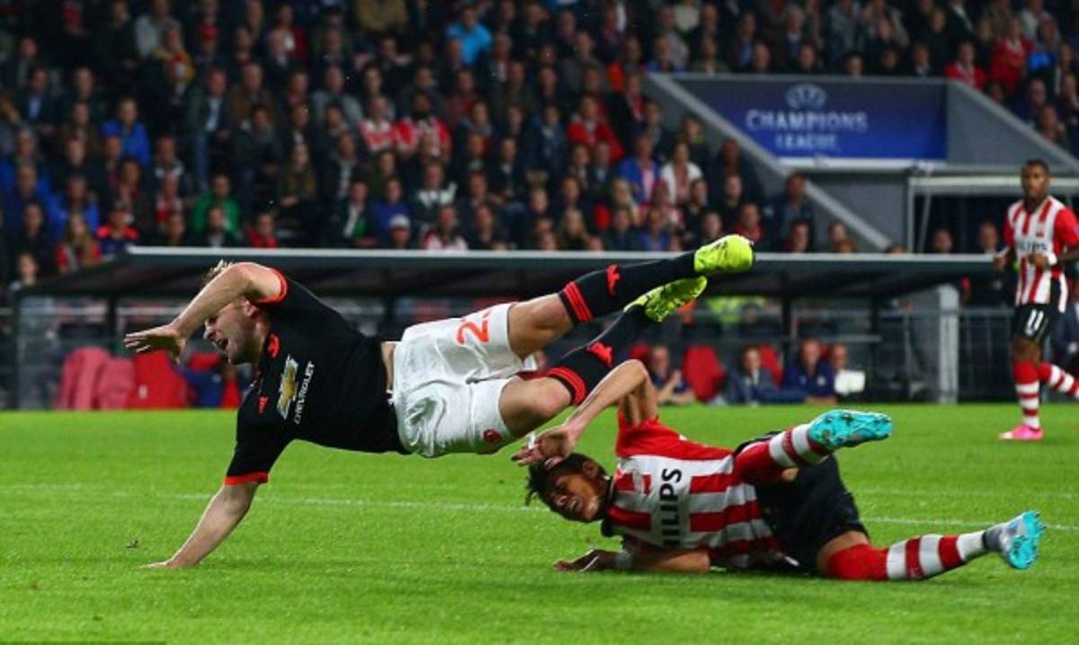 EN FOTOS: Con oxígeno sacaron a Luke Shaw tras dura lesión de Héctor Moreno