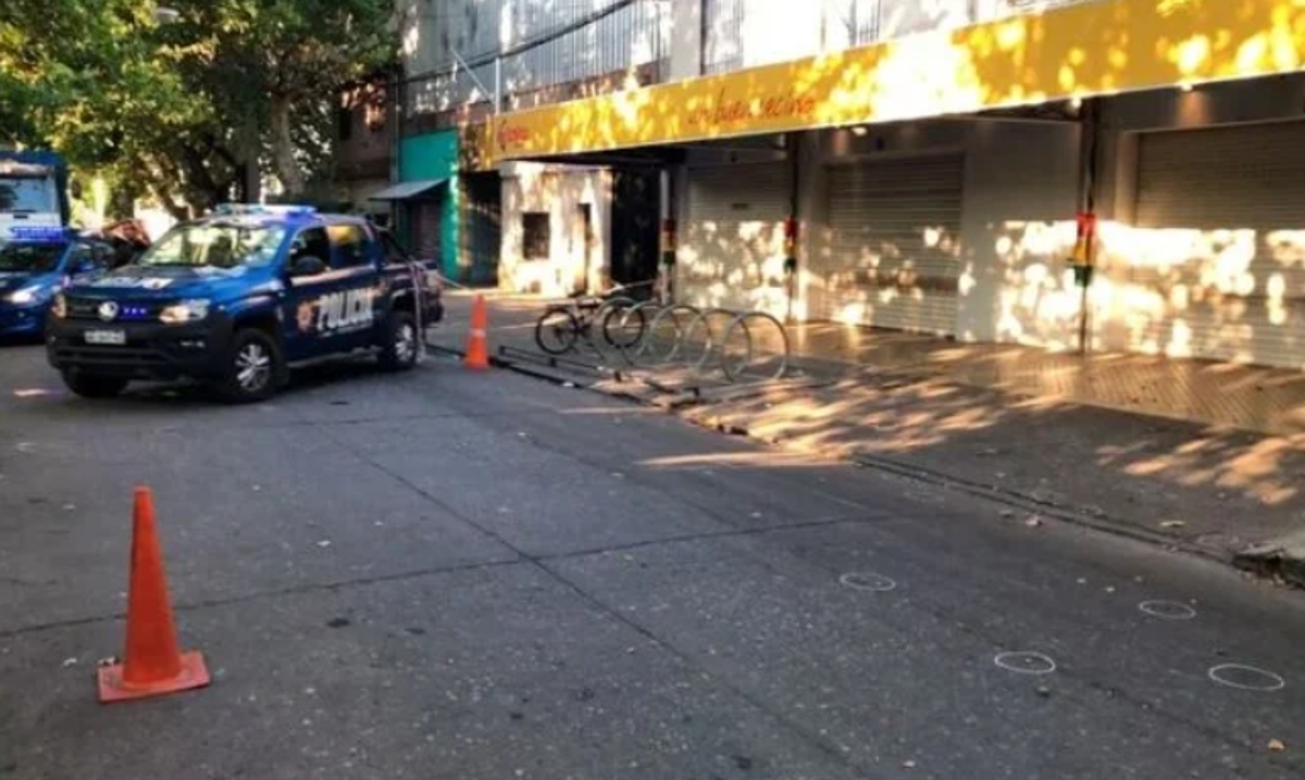 Llegaron armados, 14 balazos y una nota para Messi: “Te estamos esperando; Javkin es narco y no te va a cuidar”