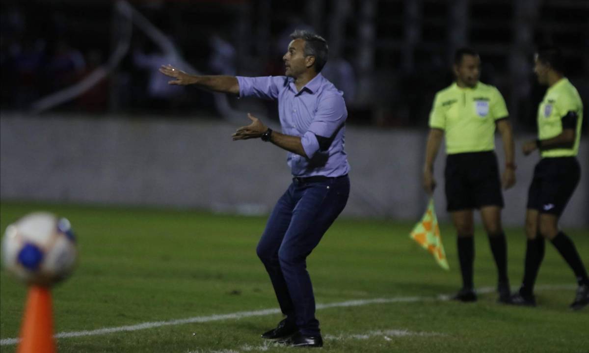 ¿Fracasó o tuvo éxito? Qué fue de Pablo Lavallén, el DT argentino que reemplazó a Troglio y ‘evitó’ el penta de Olimpia