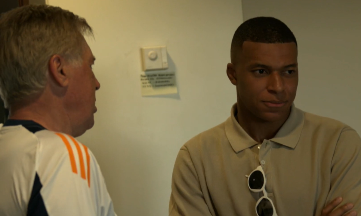 Mbappé con sus nuevos compañeros del Real Madrid: abrazo de Ancelotti, las risas y los mensajes de bienvenida