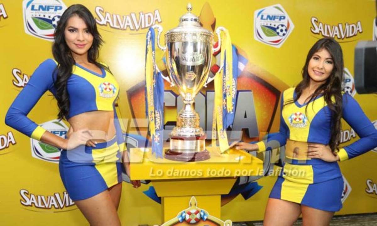 FOTOS: Clara y Bella, las muñecas que adornaron la Copa de campeón