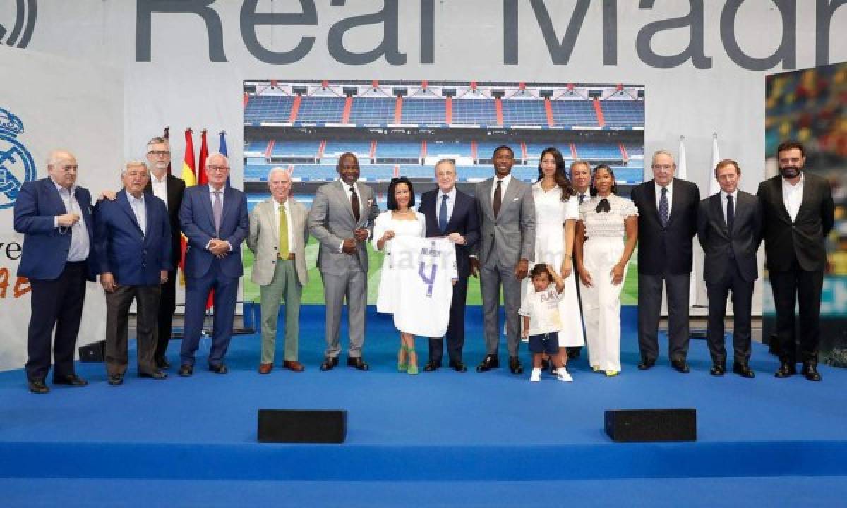 Así fue la presentación de Alaba con el Real Madrid: sorpresa con su dorsal y los regalitos que recibió