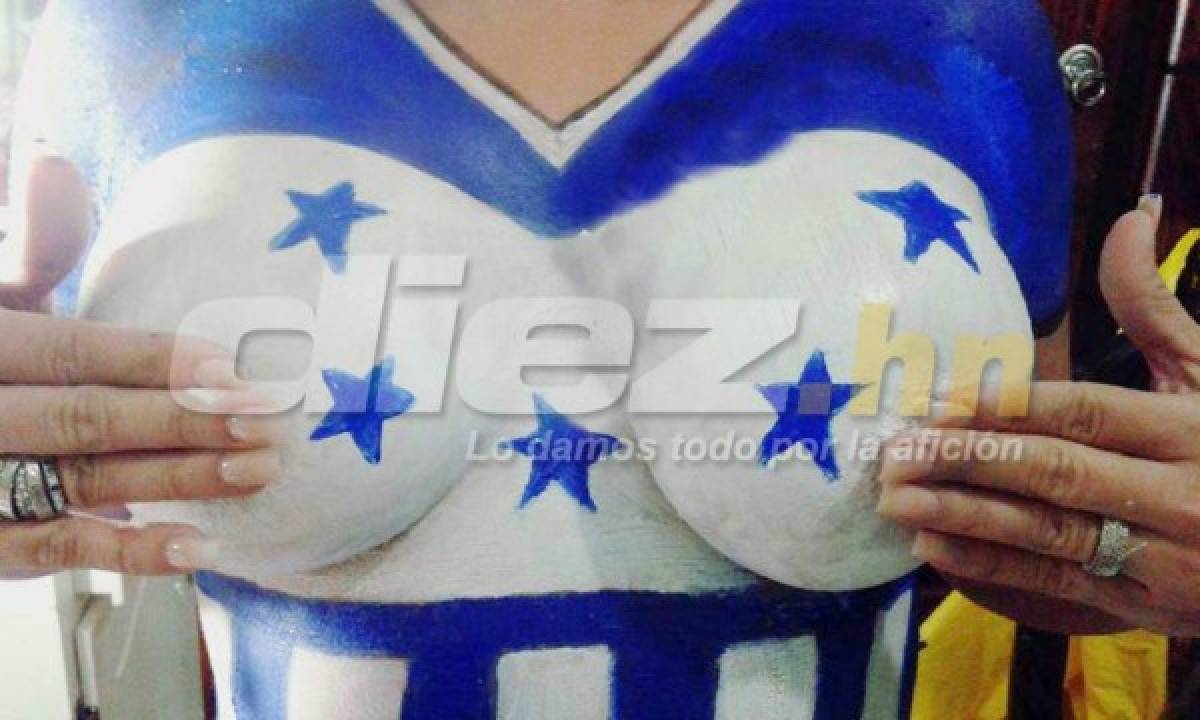 La fanática que apoya la Selección de Honduras pintándose su cuerpo