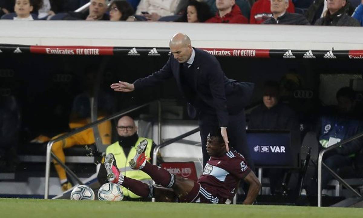 Fotos: El patadón al rostro que se llevó Zidane y su fea caída en el Real Madrid-Celta
