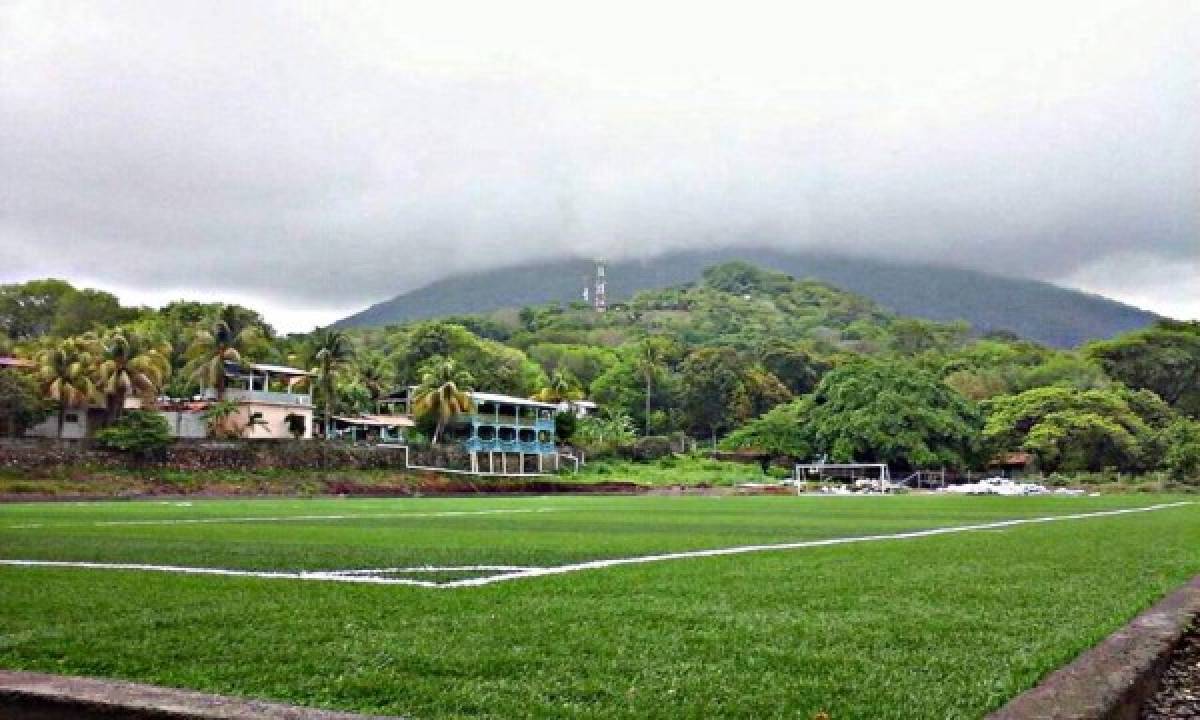 El hermoso campo de fútbol de grama sintética que hay ahora en Amapala, Valle