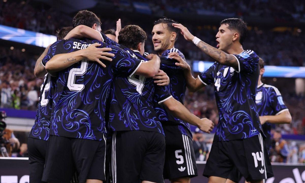 Duro golpe a CR7 y lo que sucede con Messi: la IA revela el campeón del Mundial 2026