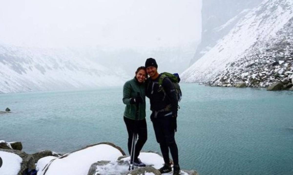 El mediocampista Roger Espinoza anuncia compromiso matrimonial con guapa futbolista en EUA