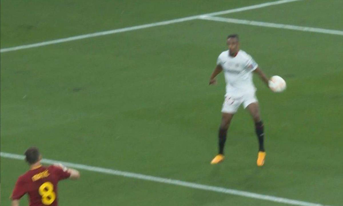VIDEO: Aficionados de la Roma agreden al árbitro Anthony Taylor luego de perder la final de Europa League ante Sevilla