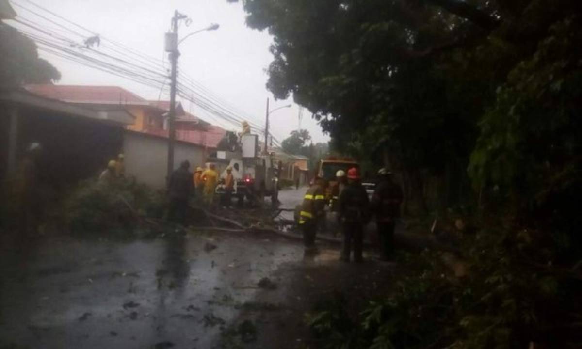 ¡ALERTA! Fuertes tormentas inundan varios departamentos de Honduras