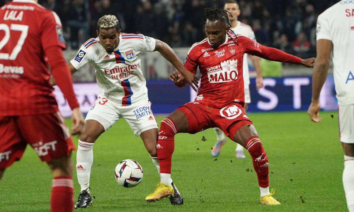 Alberth Elis disputa el balón con Thiago Mendes, centrocampista brasileño del Lyon.