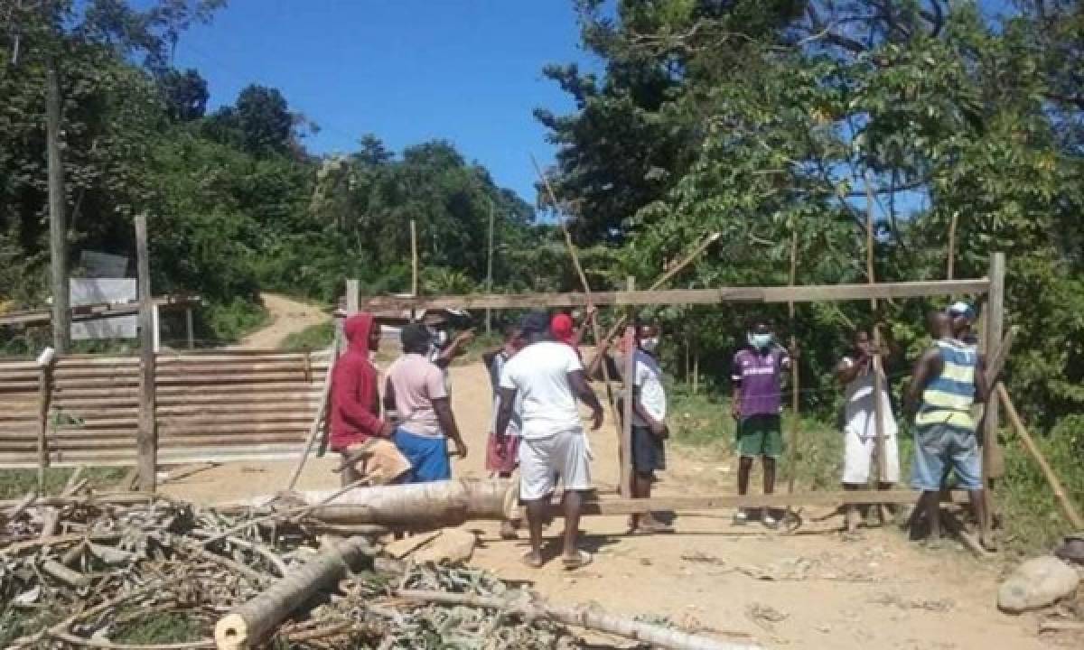 ¡Palos, piedras y tractor! Las medidas de pueblos de Honduras para evitar el coronavirus