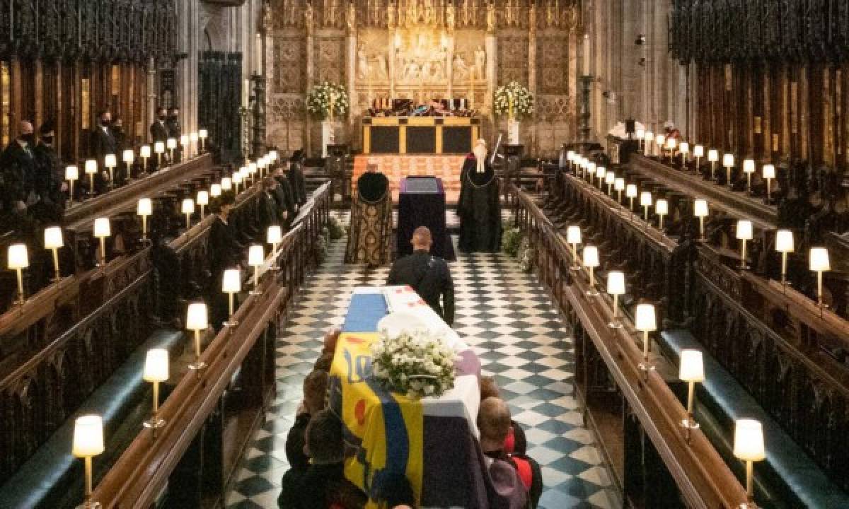 La soledad de la reina Isabel II: así le dio el último adiós a su esposo, el príncipe Felipe, en un sobrio funeral