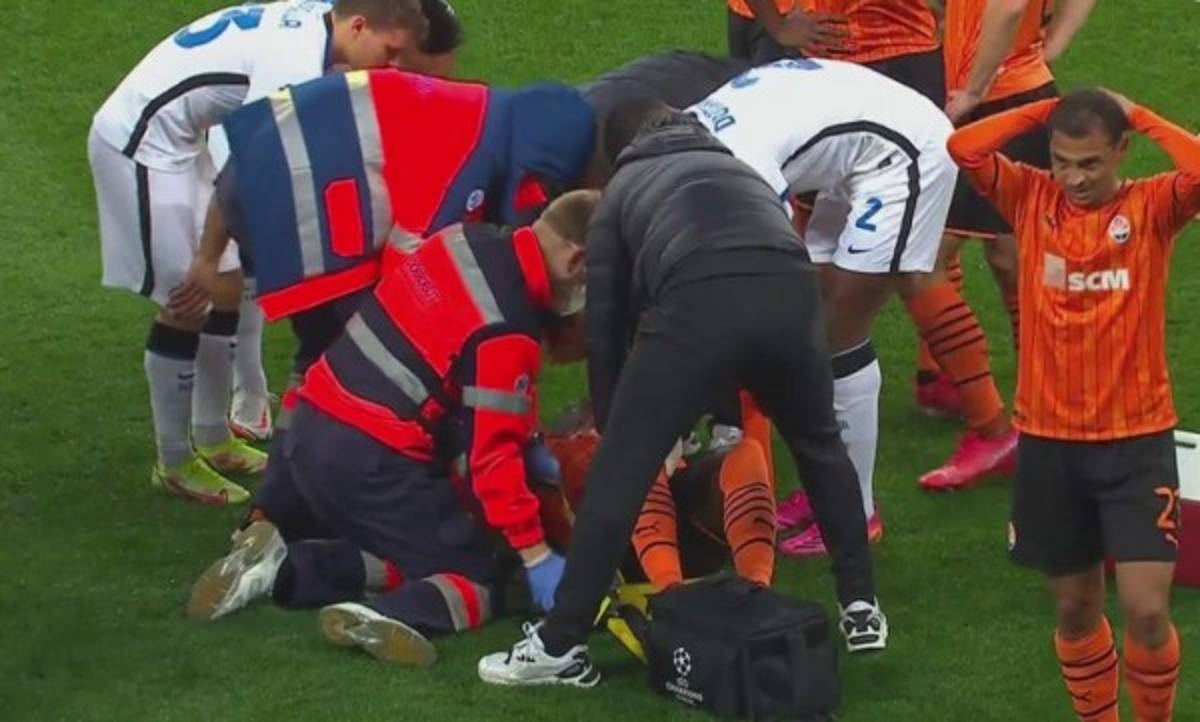 Así fue la escalofriante lesión de Lassina Traoré en la Champions; sufrimiento y lágrimas de dolor