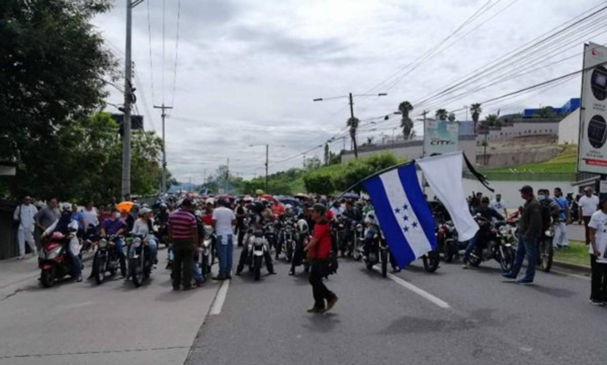 Honduras: Bombas lacrimógenas, piedras y llantas quemadas en las protestas  