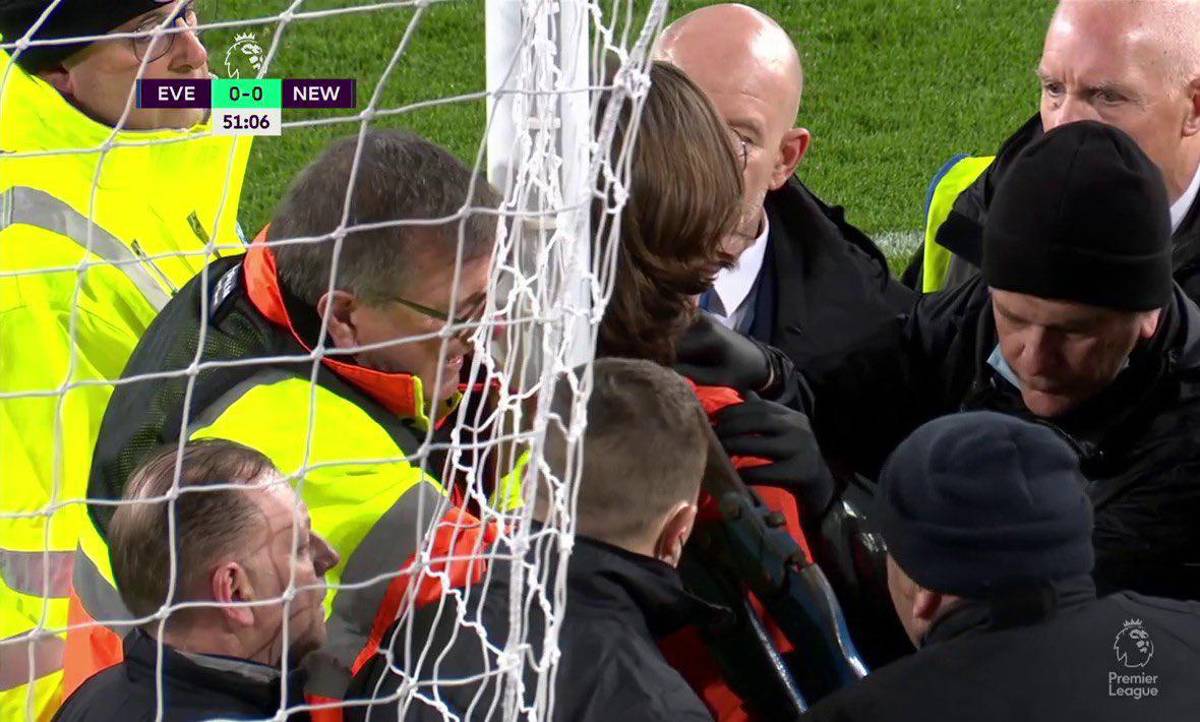 Nunca se vio esto en la Premier League: aficionado salta al campo y se amarra a una de las porterías para detener el Everton-Newcastle