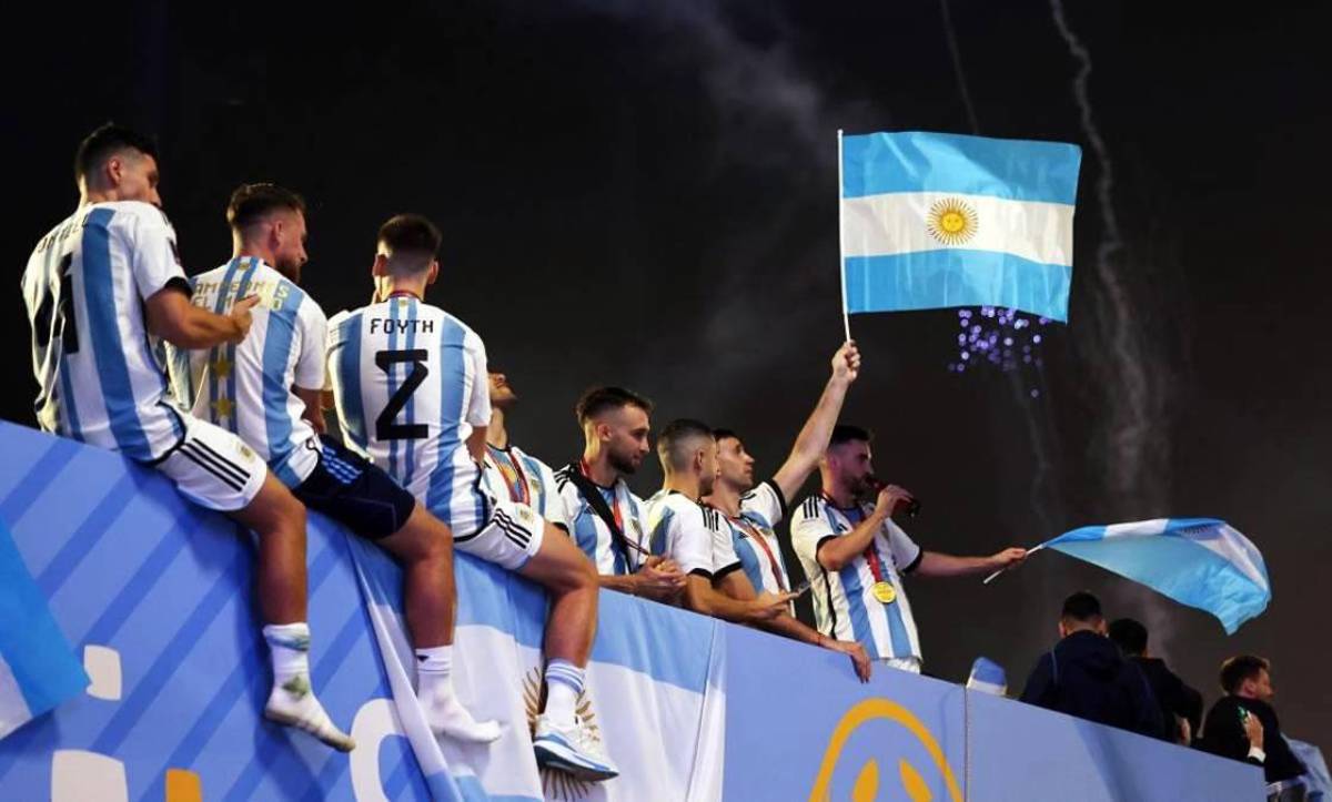 Camellos, alcohol y jeques: La exuberante caravana de la selección de Argentina en las calles de Doha