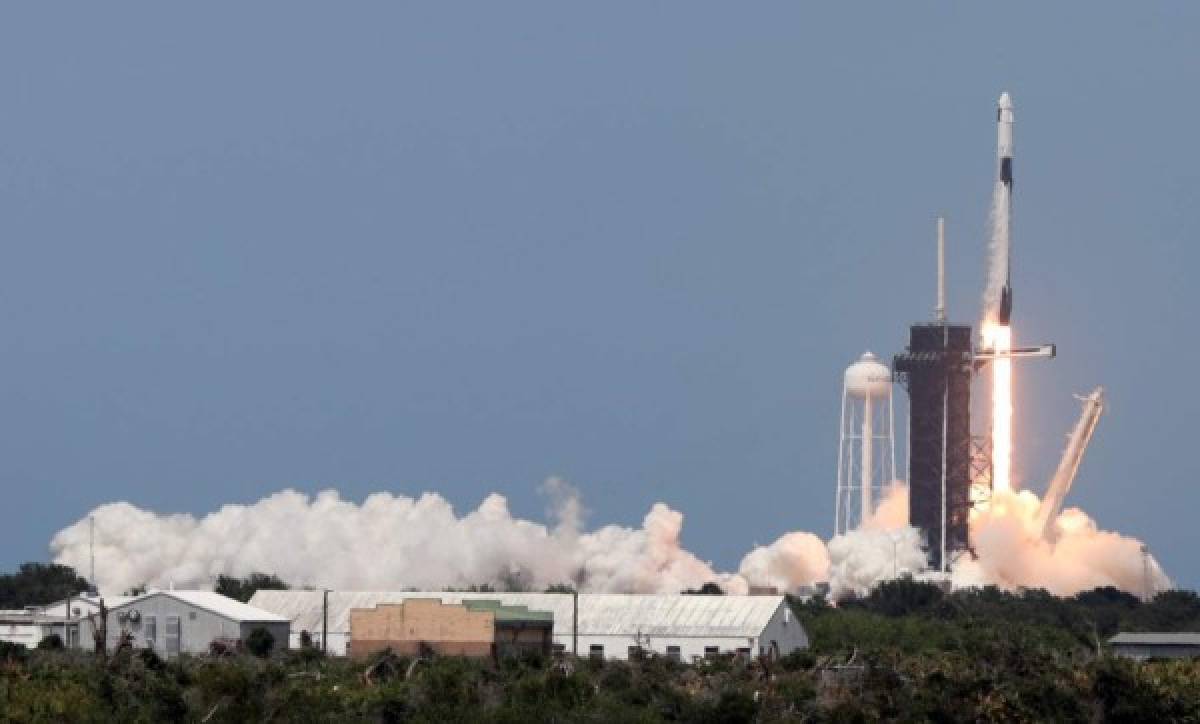 El impresionante despegue del cohete de SpaceX en histórico vuelo tripulado privado al espacio