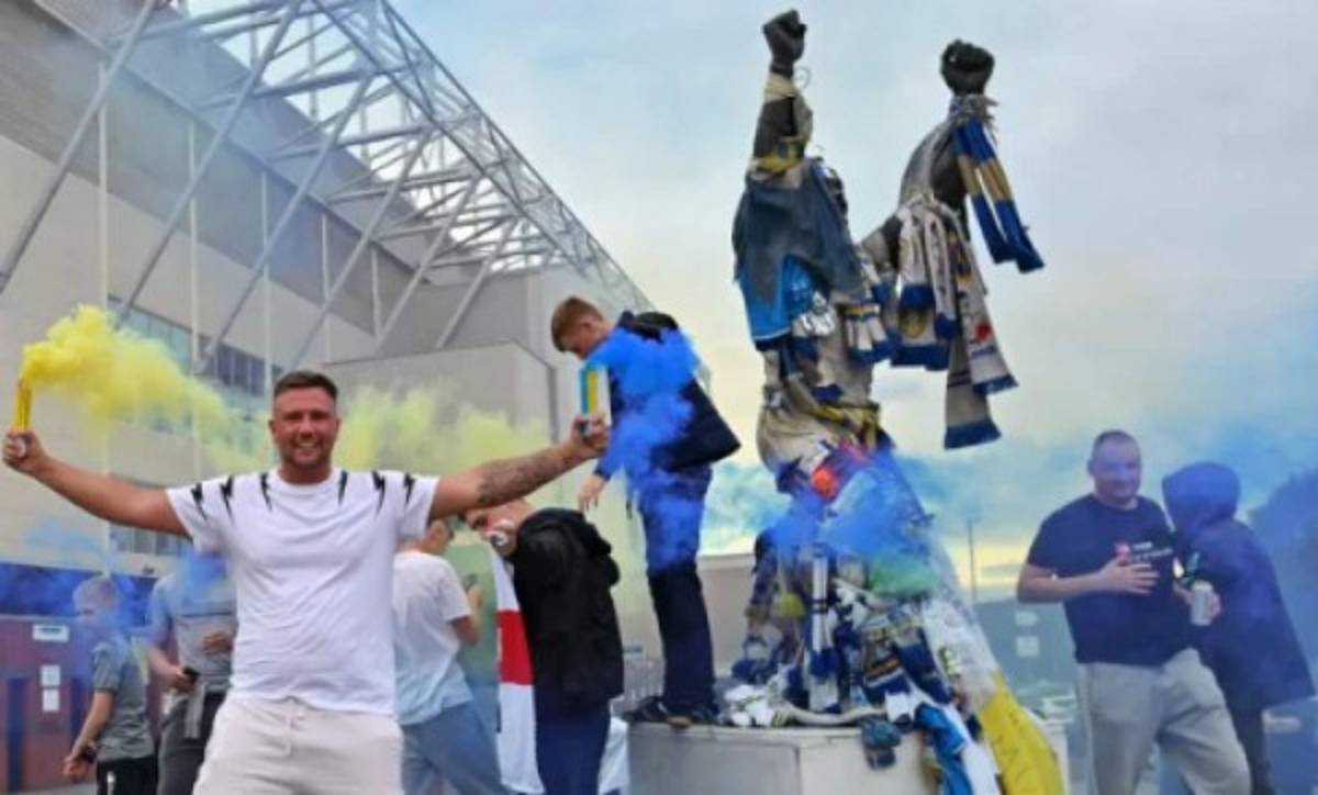 Autos rotos, cervezas al aire y sin temor al COVID-19: Así se festejó el ascenso del Leeds United a la Premier League