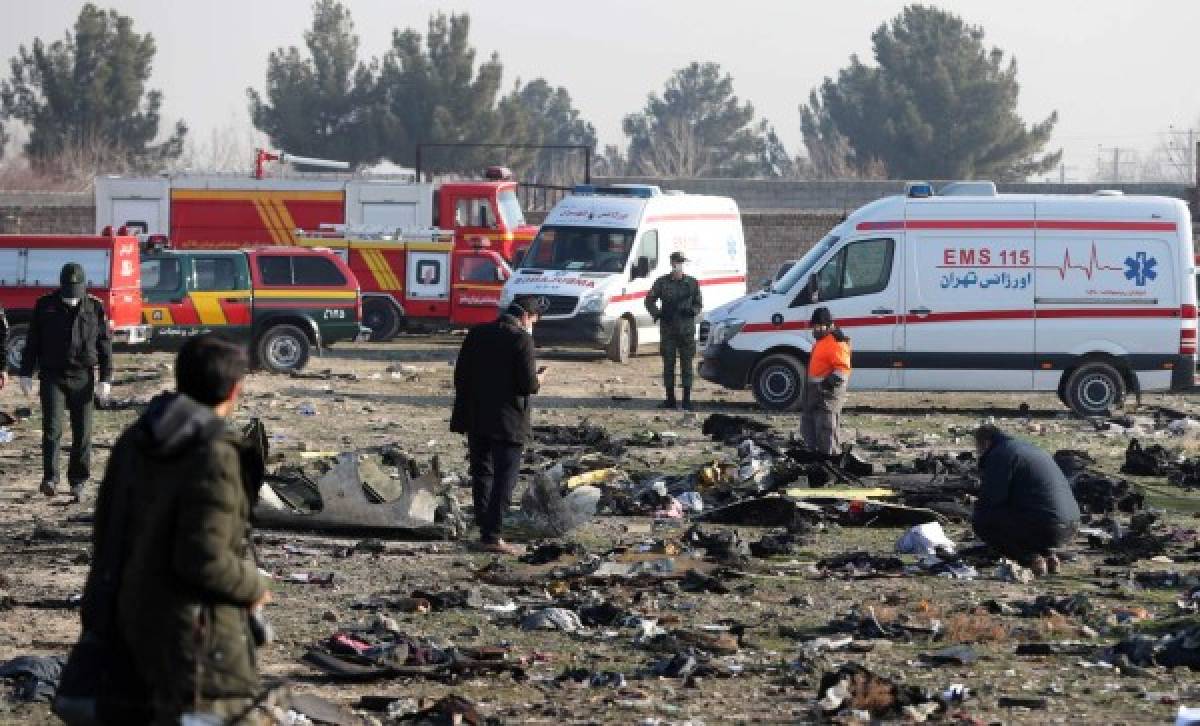 Las impactantes imágenes de cómo quedó el avión que se estrelló en Irán y dejó 176 muertos  