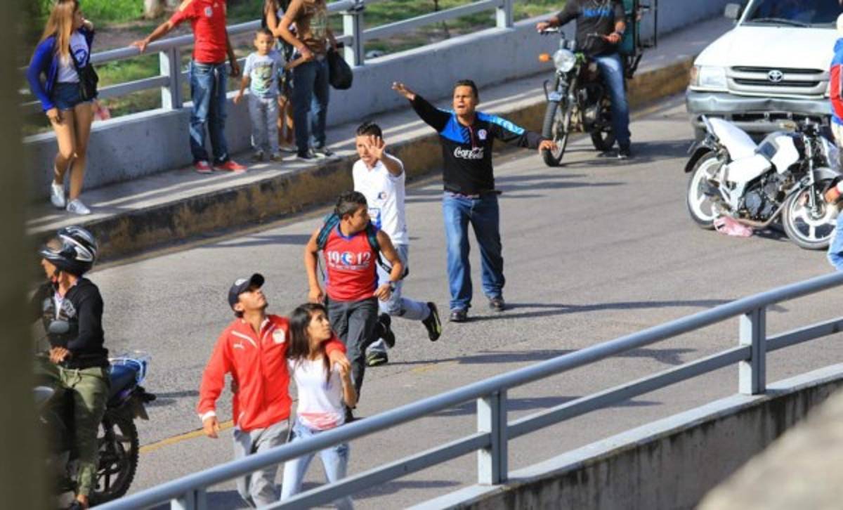 FOTOS: Guerra entre barra del Olimpia y Motagua en el estadio Nacional