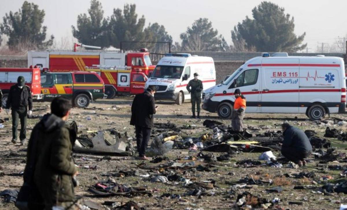 (FILES) In this file photo taken on January 08, 2020, rescue teams work amidst debris after a Ukrainian plane carrying 176 passengers crashed near Imam Khomeini airport in the Iranian capital Tehran, killing everyone on board. - US officials believe that Iran accidentally shot down the Ukrainian airliner, killing all of the 176 people on board, US media reported on January 9, 2020. Newsweek, CBS and CNN quoted unnamed officials saying they are increasingly confident that Iranian air defense systems accidentally downed the aircraft, based on satellite, radar and electronic data. (Photo by - / AFP)