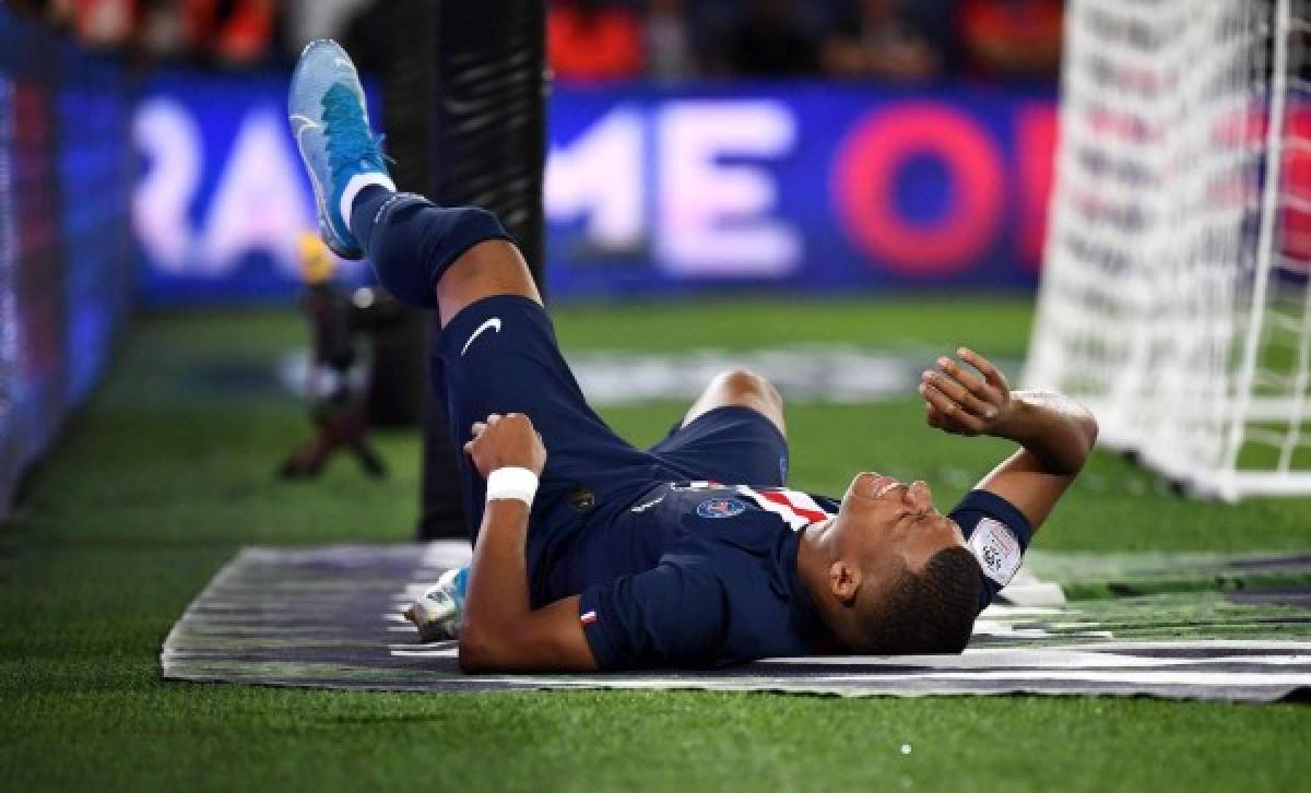 Paris Saint-Germain's French forward Kylian Mbappe reacts following an injury during the French L1 football match between Paris Saint-Germain (PSG) and Toulouse (TFC) at the Parc des Princes stadium in Paris, on August 25, 2019. (Photo by FRANCK FIFE / AFP)