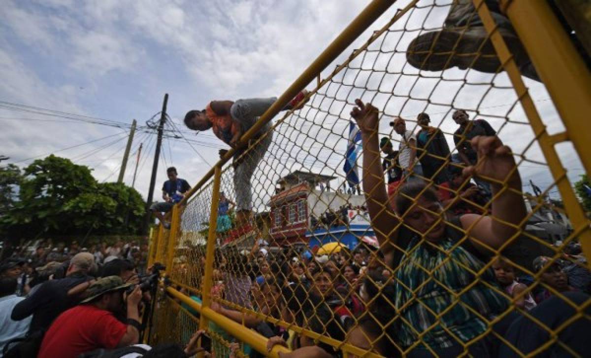 EN FOTOS: Así rompieron barrera de seguridad la caravana de migrantes en México