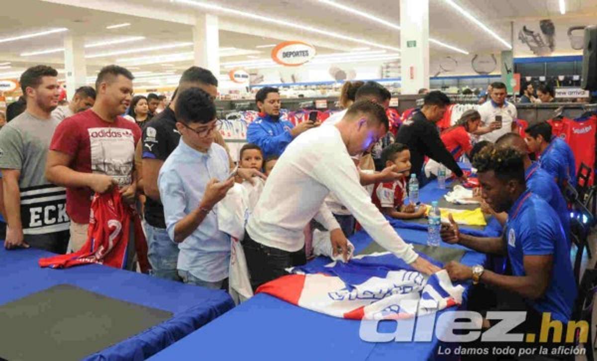 Locura en firma de autógrafos de jugadores del Olimpia previo a la final