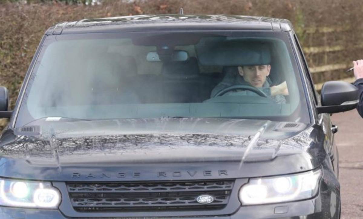 Los espectaculares autos en que llegan las estrellas del Arsenal a los entrenamientos