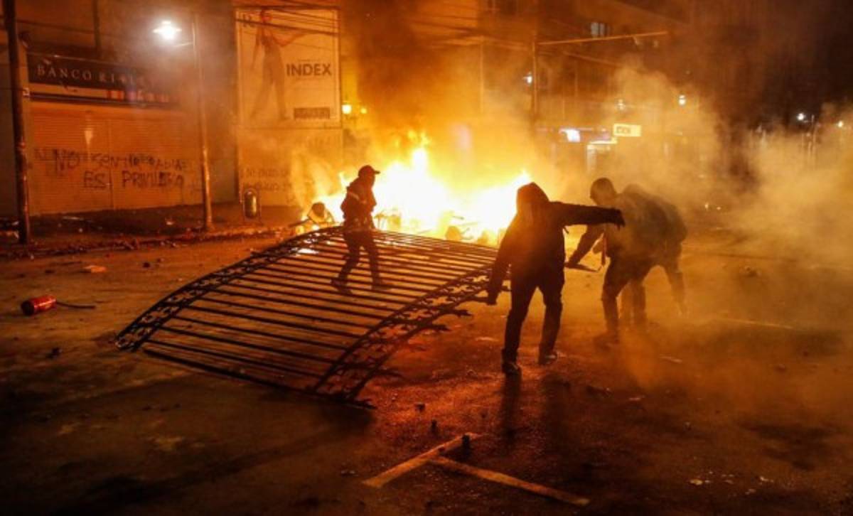 Disturbios, sangre y muertos... ¡Santiago de Chile, sede de la final de Copa Libertadores en crisis social!