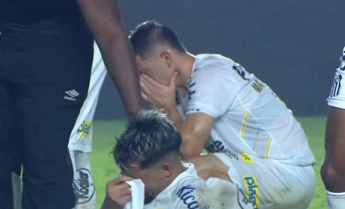 Drama en Brasil: Santos descendió y sus aficionados incendiaron las calles de la ciudad y el carro de un jugador