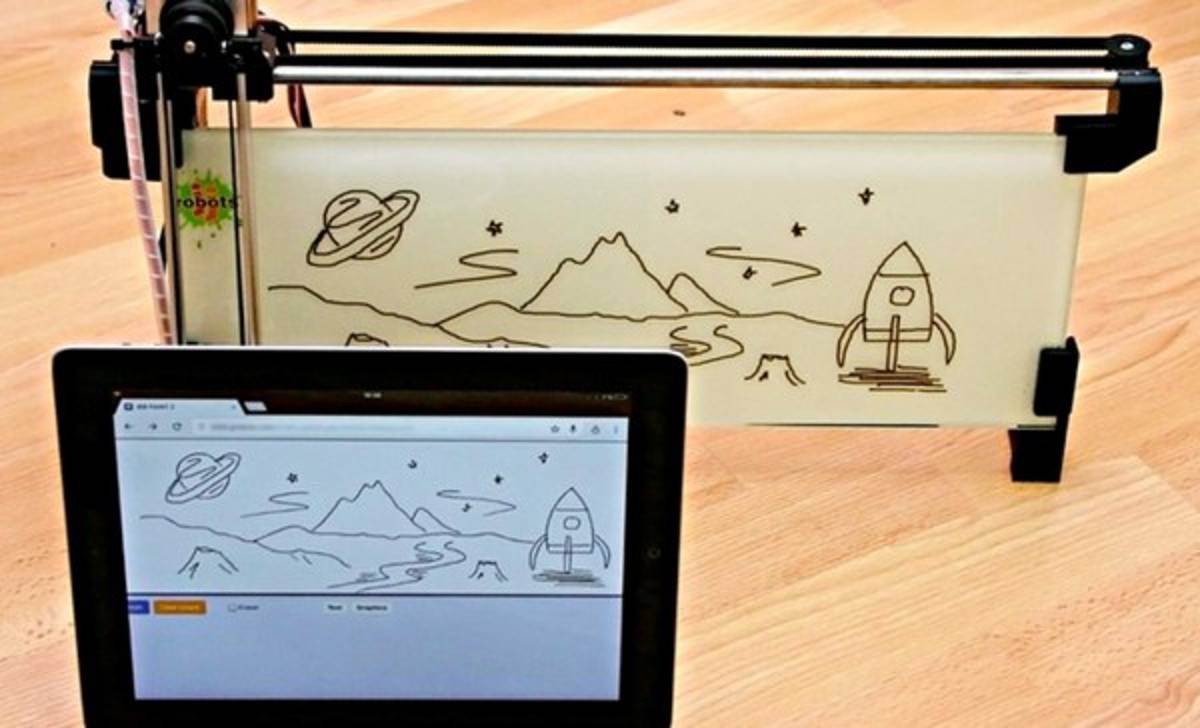 iBoardbot, una pizarra que dibuja lo que le mandamos por el teléfono