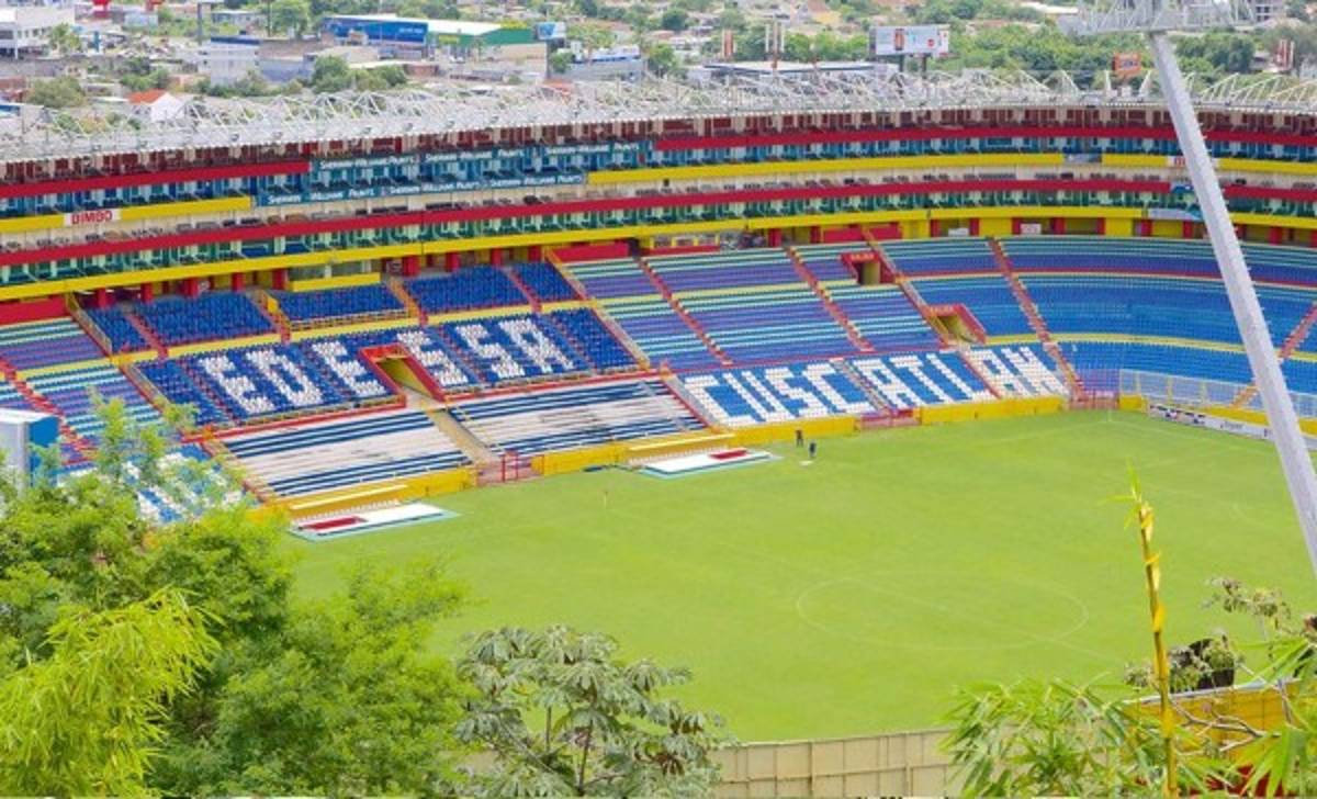 En México destacan las malas condiciones del terreno de juego del estadio Cuscatlán