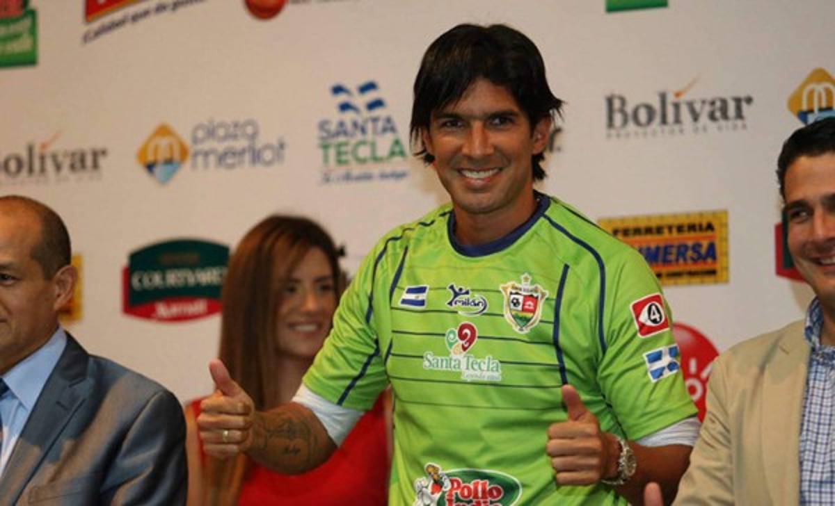 El 'Loco” Abreu se deshizo en elogios para El Salvador en un programa argentino
