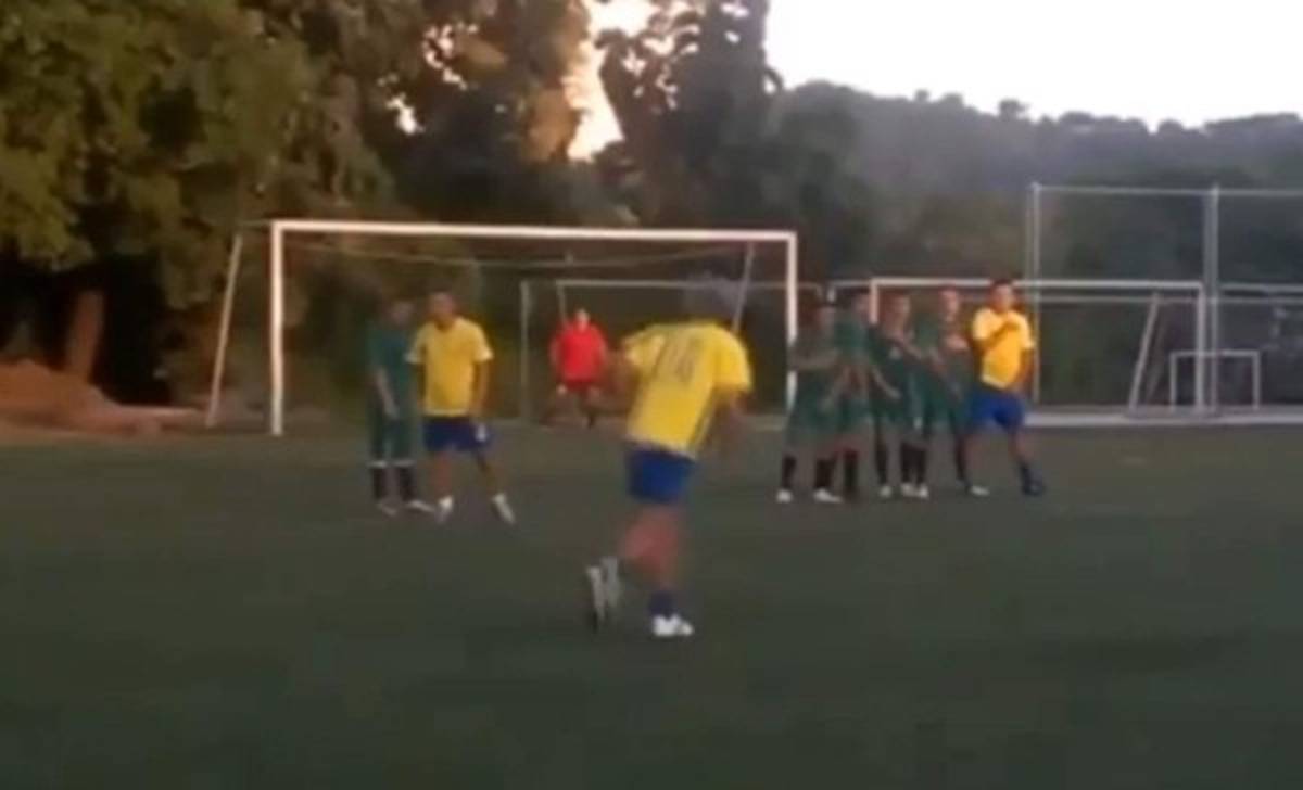 A sus 58 años 'Mágico' González marcó un golazo de tiro libre en partido para beneficencia