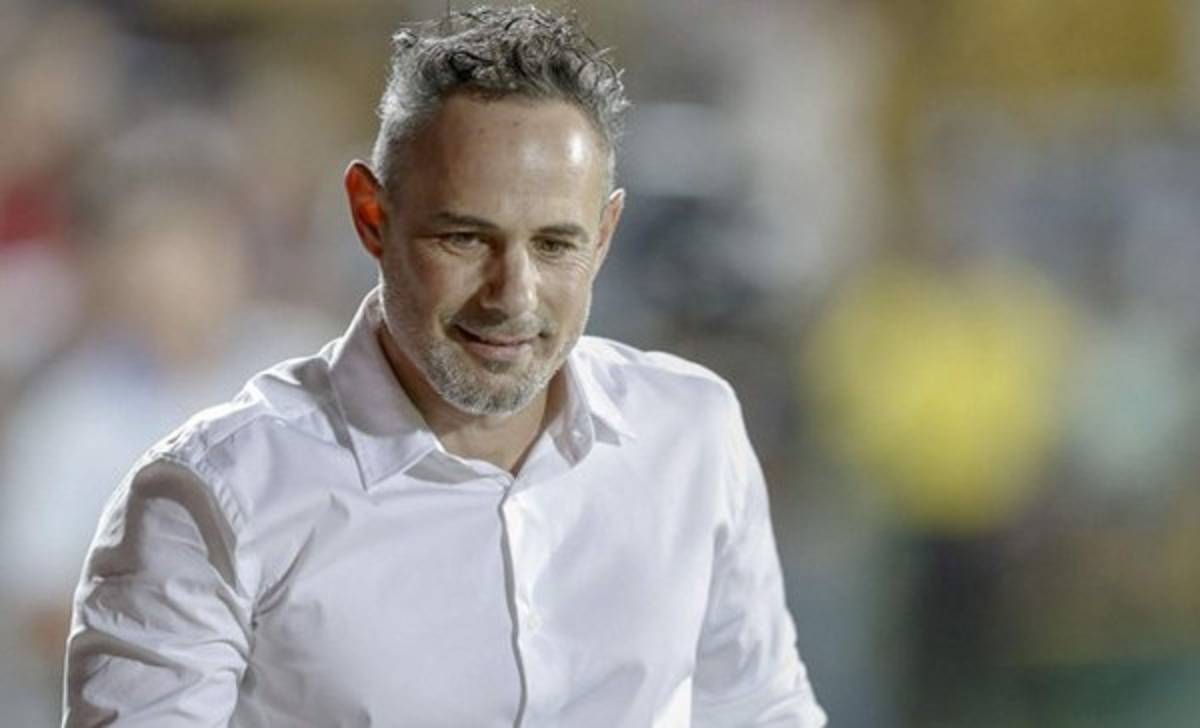 Técnico de Alajuelense: 'Hasta mis hijos me piden que juegue Alex López'