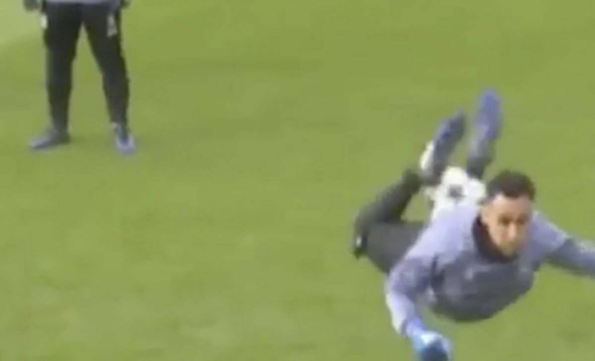 El gracioso y fallido intento de Keylor Navas de realizar el escorpión