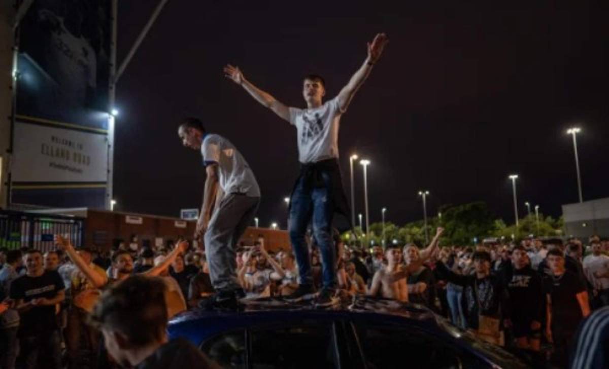 Autos rotos, cervezas al aire y sin temor al COVID-19: Así se festejó el ascenso del Leeds United a la Premier League