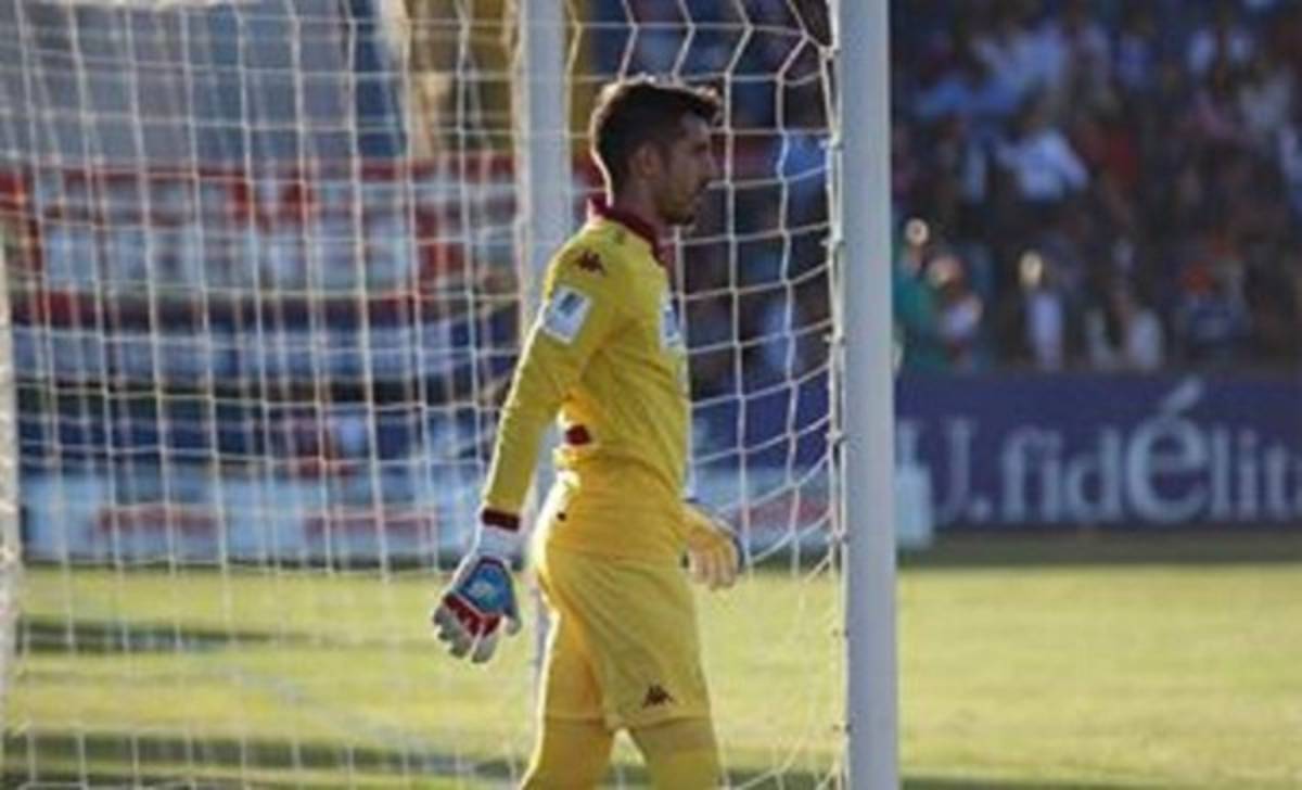Jaime Penedo detiene penal en victoria del Saprissa ante Santos