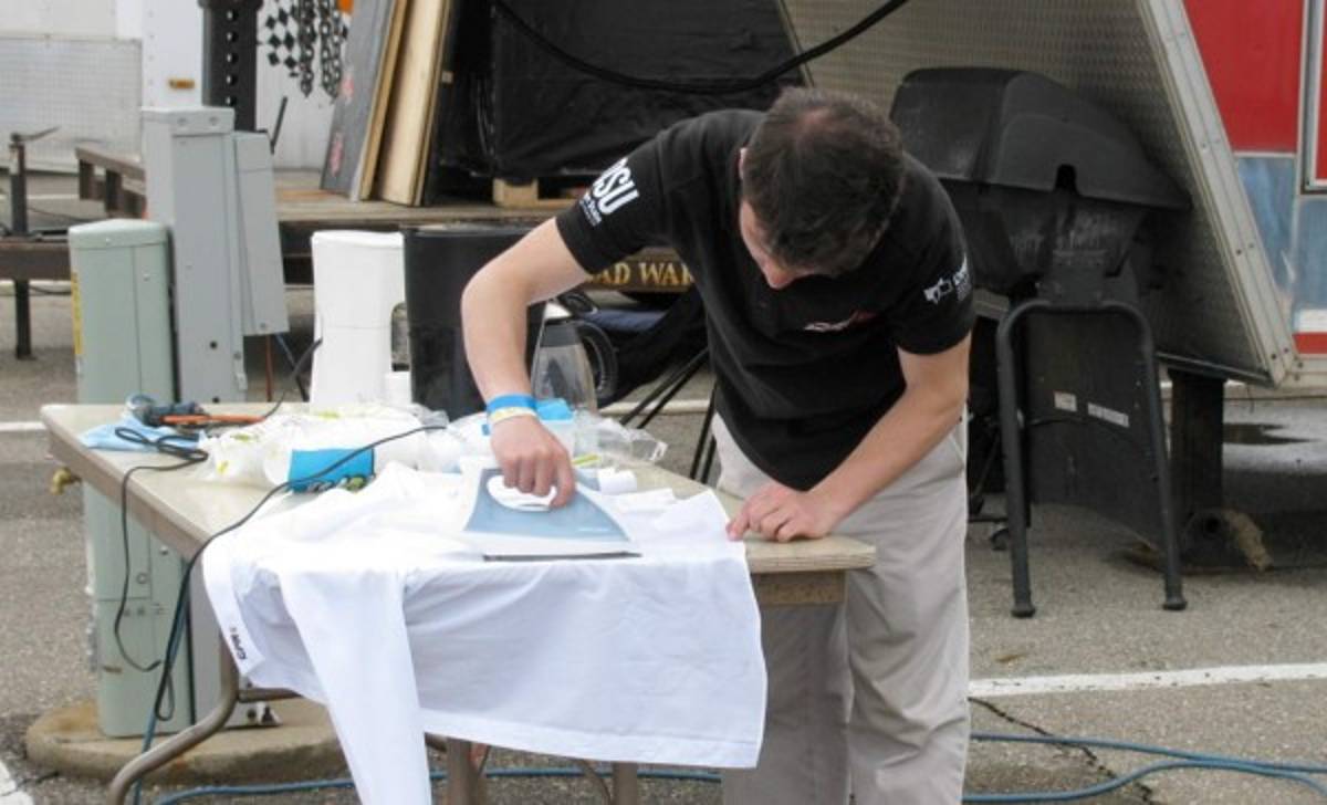 Un robot es capaz de planchar prendas de ropa usando una plancha normal y corriente.