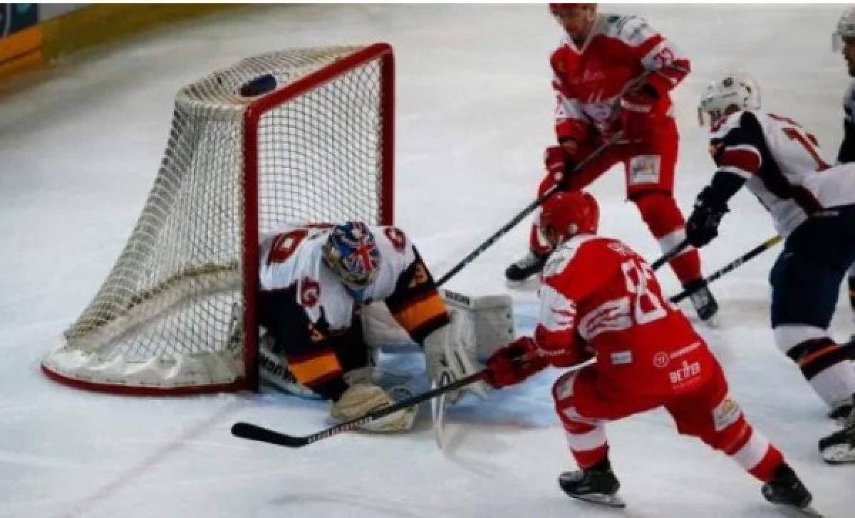 Así fue su debut: Petr Cech, de portero de fútbol a arquero de hockey sobre hielo