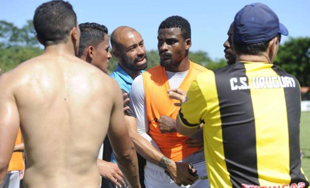 Jugador amenazó a los árbitros con una tijera en la final de la liga de ascenso en Costa Rica