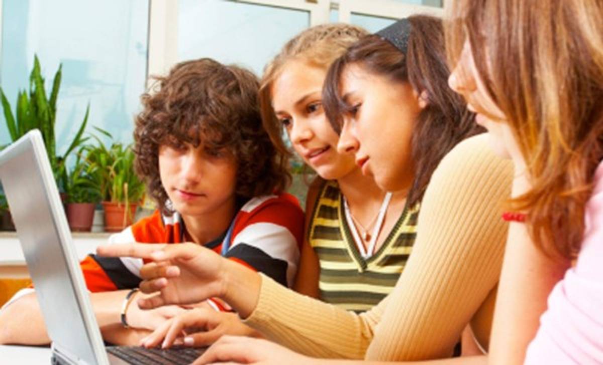 Jóvenes buscan 'huir' de sus padres, por eso no les interesa Facebook