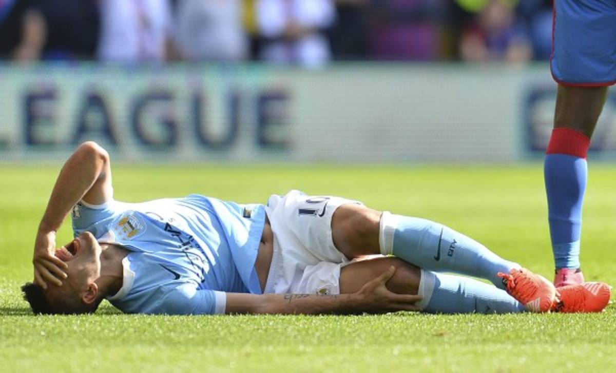 Alerta: Jugador del Crystal Palace saca lesionado al Kun Agüero