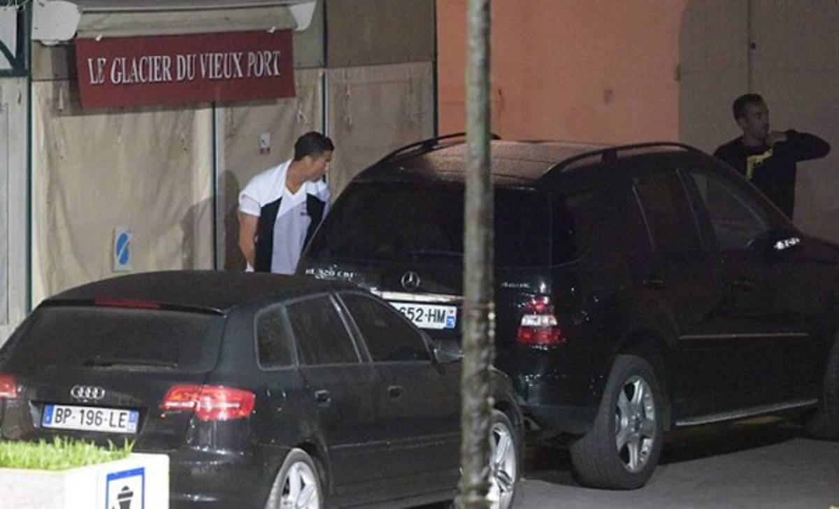 Cristiano Ronaldo, captado orinando en calles de Francia